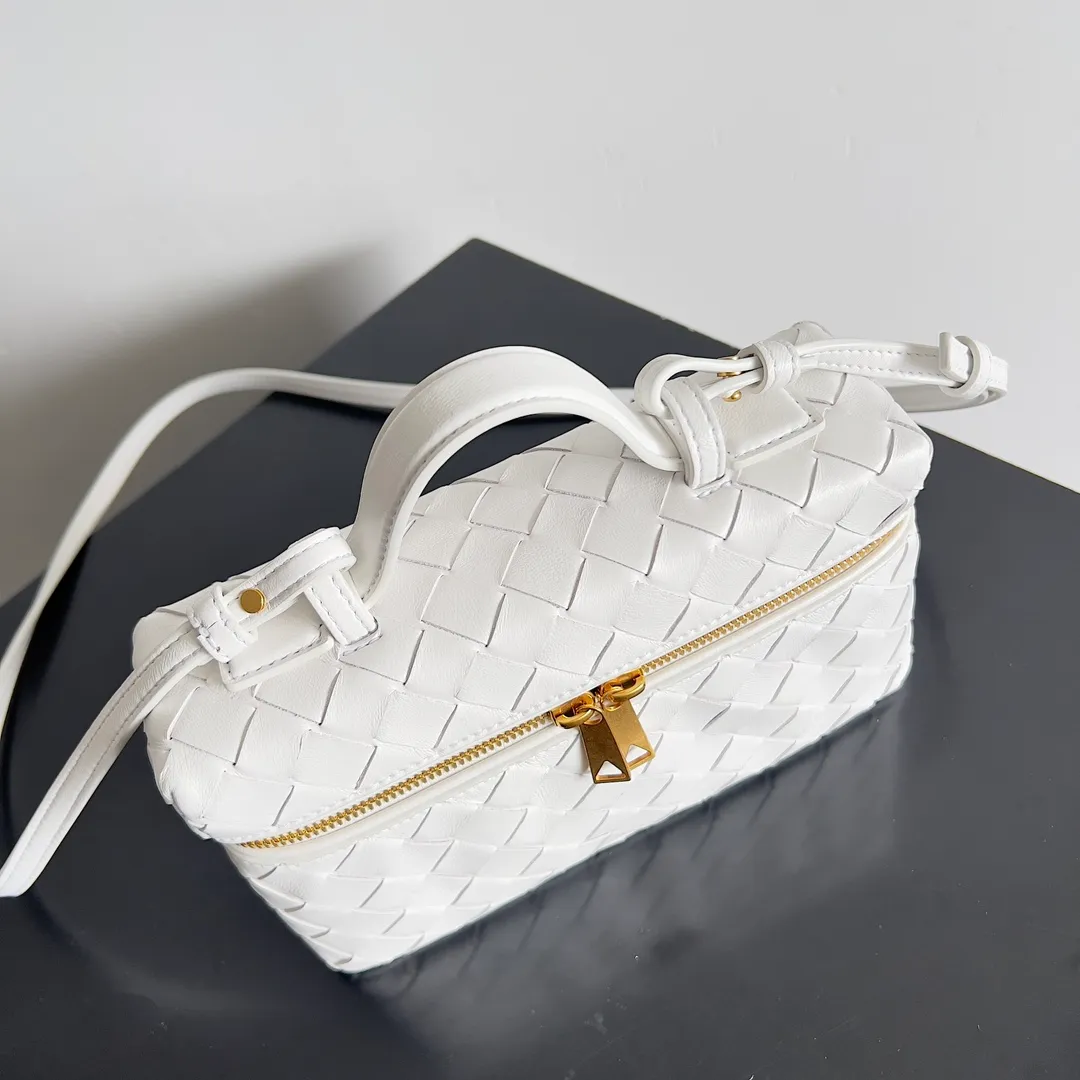 Batch 1360 Bottega Veneta 24 spring and summer woven zipper crossbody bag. A crossbody bag that can be used as a cosmetic bag. The exquisite weaving and compact body are an indispensable accessory for the upcoming summer. The double zipper also better protects the bag. It has a large capacity. If you like it, don’t miss it. Style number: 789109 Size: 22*12.5*5cm